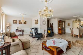 <p><strong>1-slaapkamer appartement met garage in hartje Lille – zonder gemeenschappelijke kosten!</strong></p>
<p>Dit hoogwaardig afgewerkt appartement met<span> <strong>1</strong></span><strong> slaapkamer </strong><span> </span>bevindt zich op een<span> </span><strong>centrale ligging</strong><span> </span>in het centrum van Lille. Het appartement is voorzien van een<span> </span><strong>functionele keuken</strong>,<span> </span><strong>badkamer</strong>,<span><b> </b></span><span> </span>en een<span> </span><strong>aangenaam groot terras</strong><span> </span>waar je heerlijk kan genieten van de buitenlucht.</p>
<p>De bereikbaarheid is een groot pluspunt: op slechts<span> </span><strong>1,7 km van de autosnelweg Eindhoven – Antwerpen</strong><span> </span>ben je in geen tijd onderweg richting stad of werk.</p>
<p>Een extra troef:<span> </span><strong>er zijn geen gemeenschappelijke kosten</strong><span> </span>verbonden aan dit appartement!</p>
<p>Kortom, een ideale woonst voor wie comfortabel wil wonen met alle voorzieningen binnen handbereik.</p>