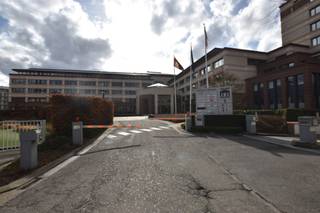 Offices located near the shopping centre Cora in Sint-Lambrechts-Woluwe. Easily accessible by the fast connection to the E40 and the Brussels Ring. Also easily accessible by public transport (bus stop in front of the door).<br /> <br /> • Parking available <br /> • Min. surface: 350m²<br /> • Taxes and charges:<br /> Common charges 30,00 €/sqm/y<br /> Property taxes 20,00 €/sqm/y<br /> Regional taxes 8,50 €/sqm/y<br /> Municipality taxes 9,00 €/sqm/y