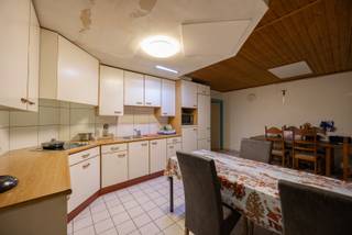 Rijwoning te koop! <br /><br />Deze woning beschikt over nieuwe PVC-ramen (HR-glas) en een gasketel van 2014.<br /><br />In de ruime inkomhal valt de plafondhoogte onmiddellijk op alsook enkele leuke authentieke elementen springen in het oog. Vanuit de inkomhal is er rechtstreeks toegang tot de leefruimte, alsook de keuken en het verdiep.<br /><br />Naast de keuken vinden we een extra berging terug en de leefruimte is speels opgedeeld in een zit- en eethoek. Verder vinden we nog een hal achter met toegang tot de ruime badkamer, het aparte toilet en een zeer grote bergruimte.<br />Op verdiep zijn er vervolgens drie afgewerkte slaapkamers en een aanbouw die ingericht kan worden tot meer kamers na zorgvuldig renoveren.<br /><br />Verder is er een leuk tuinperceel dat nog ingericht kan worden om gezellig te loungen, te eten of met kennissen te aperitieven. <br />Achter het huis/tuin is er een staanplaats voor de auto. <br /><br />Wenst u graag een bezichtiging? Contacteer ons voor een afspraak via 011 64 55 00 of info@vastgoedfransen.be