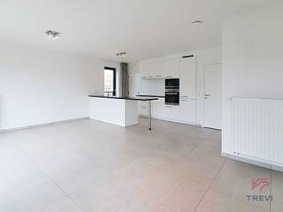 <strong>ZAVENTEM, à la porte de Bruxelles, proche des commerces, transports, écoles, dans une récente et énergétiquement performante, lumineux appartement 2 chambres NON-MEUBLE de ±85m².</strong> <br /><br /><span>Au 1er étage :</span> <br />
<ul>
<li>Hall d'entrée avec WC</li>
<li>Séjour de ±30m² avec accès à la terrasse de ±8m² orienté SUD-OUEST</li>
<li>Cuisine USA full équipée (four, micro-ondes, taques, hotte, lave-vaisselle, frigo, congélateur)</li>
<li>Buanderie</li>
<li>Chambre 1 de ±11m²</li>
<li>Chambre 2 de ±8m²</li>
<li>Salle de douche (emplacement pour machine à laver et sèche-linge)</li>
</ul>
<br />Cave n°8<br />2 emplacements de parking intérieur n°19 et n°20<br /><br />Provision charges : 180€/mois (communs)<br /><br /><span><span>Divers : </span></span><br />
<ul>
<li><span>Assurance habitation à réaliser</span></li>
<li><span>Etat des lieux entrée : 211,75€</span></li>
<li>Pour chaque déménagement (entrant et sortant) dans l'immeuble, un forfait de 75€ sera facturé.</li>
</ul>