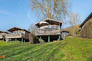 Op een fantastische locatie nabij Dinant bevindt zich dit vakantiehuisje met 2 slaapkamers. U bevindt zich hier midden in de natuur met tal van ontspanningsmogelijkheden nabij. <br /><br />Op naar de Belgische Ardennen! Aan de Maas, op de zonnige kant van een heuvel, ligt het gezellige vakantiepark Vallée Les Etoiles. Het is de perfecte plek om lekker te genieten! Maak fijne wandelingen of fietstochten door de groene omgeving, of kies voor een spannende mountainbikeroute. Na je avontuur kun je lekker ontspannen in dit knusse vakantiehuisje. Vanaf de veranda heb je een prachtig uitzicht. Het op het domein beschikbare verwarmde binnenzwembad, de speeltuin, de indoor speeltuin en de animatie zullen zeker in de smaak vallen bij de kinderen.<br /><br />Dit vrijstaande vakantiehuisje is geschikt voor 4 personen. In de gezellige woonkamer vind je een zithoek met een sfeervolle haard en een televisie en is ook een eethoek ingericht. De open keuken is van alle gemakken voorzien, zoals een filterkoffiezetapparaat, een koelkast met vriesvak, een combimagnetron, een vaatwasser en een waterkoker. Het chalet omvat 2 slaapkamers en een badkamer met een douche, een wastafel en een toilet. Buiten is er een omheinde veranda met tuinmeubilair en er is plek om 1 auto te parkeren nabij het huisje.<br /><br />Dit is een uitstekende opportuniteit als u op zoek bent naar een vakantiehuisje op een toplocatie nabij Dinant. Contacteer ons voor meer informatie op 0479/47.09.61 of neem een kijkje op www.boonstravastgoed.be .
