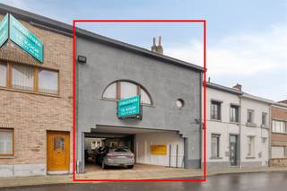 Interessant investeringspand in hartje Aalst – 8 entiteitenIn het centrum van Aalst bevindt zich dit goed gelegen appartementsgebouw bestaande uit 8 entiteiten, een stabiele verhuuropbrengst en mooi groeipotentieel. De actuele huuropbrengst bedraagt € 3.450 per maand, met een mogelijke opbrengst na indexatie van € 4.079,75 per maand, wat dit pand bijzonder aantrekkelijk maakt voor investeerders.Indeling van het gebouwGelijkvloersHet gelijkvloers omvat twee wooneenheden: Een ruim appartement met inkomhal, gastentoilet, lichtrijke leefruimte met open keuken, twee slaapkamers, badkamer, washok en ruim terras. Een studio met inkomhal, leefruimte met keuken, badkamer, washok en terras.Eerste verdiepingTwee appartementen, telkens voorzien van een inkomhal, apart toilet, leefruimte met keuken, slaapkamer, badkamer en terras.Tweede verdiepingDrie duplex-appartementen, elk bestaande uit een leefruimte met keuken, badkamer met toilet en één slaapkamer.Huisnummer 107 – Triplex-appartementDit ruime triplex-appartement beschikt op het gelijkvloers over een inkomhal. De eerste verdieping omvat een ruime leefruimte, keuken, gastentoilet en washok. Op de tweede verdieping bevinden zich een nachthal, twee ruime slaapkamers en een badkamer met ligbad, toilet en wastafel. Verder zijn er kelders aanwezig, wat extra bergruimte en comfort biedt voor de bewoners.Troeven op een rij8 verhuurde entiteitenZeer centrale ligging in AalstMooie maandelijkse opbrengst met indexatiepotentieelTerrassen bij meerdere unitsIdeaal investeringspand met stabiel rendementEen unieke investeringsopportuniteit in het centrum van Aalst.EPC attesten:Bus 1: 227 kWh/(m² jaar), 20260211-0003797460-RES-1Bus 2: 446 kWh/(m² jaar), 20210407-0002398317-RES-1Bus 3: 266 kWh/(m² jaar), 20230209-0002803644-RES-1Bus 4: 146 kWh/(m² jaar), 20201025-0002330748-RES-1Bus 5: 266 kWh/(m² jaar), 20240417-0003216679-RES-1Bus 6: 1785 kWh/(m² jaar), 20260211-0003797462-RES-1Bus 7: 1755 kWh/(m² jaar), 20260210-0003797463-RES-1107: 582 kWh/(m² jaar), 20260210-0003797459-RES-1