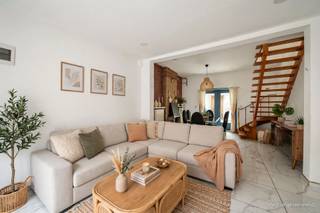 Welkom bij deze charmante woning in het hartje van Geraardsbergen. Dit pand van 175 m² woonoppervlak biedt het perfecte evenwicht tussen karakter en efficiëntie, ideaal voor gezinnen of jonge professionals.De woning beschikt over vier slaapkamers verdeeld over meerdere verdiepingen, waaronder een knusse zolderkamer met schuin dak. Het interieur combineert originele bakstenen muren, wat een warm en uitnodigend gevoel schept.De open woonkamer beschikt over een sierlijke houten trap die naar de bovenverdiepingen leidt, terwijl de originele bakstenen schouw een authentiek karakter behoud.Het buitengebied is even indrukwekkend. U geniet van twee buitenruimtes: een terras aan de voorkant en een groter achtertuin met een goed onderhouden tuin voorzien van houten schermen die privacy en gezelligheid garanderen. Deze ruimtes nodigen uit tot ontspanning en buurtgezelligheid.Gelegen in een authentieke straat in Geraardsbergen, met uitzicht op het prachtige platteland en windmolens in de verte, geniet u van rust en ruimte. De ligging biedt het beste van beide werelden: de charme van een klassiek dorp en gemakkelijke toegang tot alles wat u nodig hebt.Te koop via Immo Beguin, jouw vastgoedexpert sinds 2009. Met kantoren in Ronse, Waregem, Kortrijk, Lessines, Deinze, Doornik, Moeskroen en Nieuwpoort.✉️ info@immobeguin.be