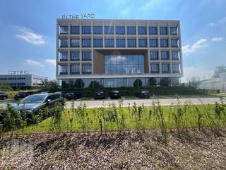 Fantastisch gelegen en inspirerend Business center "<strong>In The Yard</strong>" bevindt zich langs de <strong>E40</strong>, in de nabijheid van <strong>Gent</strong>. Deze unieke locatie biedt niet alleen een vlotte bereikbaarheid, maar straalt ook comfort en rust uit, dankzij de hoogwaardige afwerking en de bijzondere aandacht voor de WELL-standard, die het welzijn en de gezondheid van werknemers centraal stelt.<br /><br />Het lichtrijke<strong> full service </strong>kantoor met 4 werkplaatsen (of meer) heeft rechtstreekse toegang tot de prachtige daktuin<strong>. </strong>Ook beschikt de ruimte over volgende<strong> </strong>zaken<strong>: </strong>meetingrooms, phoneboots, kitchenette,...Daarnaast<strong> </strong>kan u genieten van allerlei gemeenschappelijke faciliteiten zoals padelvelden, fitnessruimte, eventruimtes, catering, receptie, <strong>ruime parking</strong>,...Met andere woorden, DE ideale omgeving om uw bedrijf te vestigen. <br /><br />Contacteer <strong>PANORAMA B2B</strong> <strong>GENT KANTOREN</strong> voor bijkomende inlichtingen, plannen of een vrijblijvend plaatsbezoek <strong>09 225 09 02</strong>.