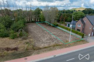 <p><span>Op zoek naar een mooie bouwgrond in Beringen om jouw eigen woning te realiseren? Aan de Nieuwendijk bieden we dit ruime perceel van maar liefst </span><strong><span>5a39ca</span></strong><span> aan.</span></p>
<p>Het perceel bestaat uit lot 1 (3a85ca), bestemd als bouwlot voor halfopen bebouwing, aangevuld met lot 2 (1a54ca) als achterliggende grond.</p>
<p>De verkavelingsvoorschriften voorzien in de mogelijkheid om een volwaardige eengezinswoning in halfopen verband te bouwen. Op het gelijkvloers is een maximale bouwdiepte van 17 meter toegestaan en op de verdieping 10 meter. De kroonlijsthoogte bedraagt maximaal 6 meter en de voorgeschreven dakhelling bedraagt 40°.</p>
<p>De woning wordt ingeplant op 5,50 meter achter de rooilijn van de Nieuwendijk. De achterliggende grond zorgt bovendien voor extra buitenruimte en draagt bij aan het ruime karakter van het perceel.</p>
<p><span>De omgeving bestaat hoofdzakelijk uit open en halfopen woningen en de percelen zijn gelegen aan een voldoende uitgeruste weg. </span></p>
<p><span>Een mooie kans voor wie zelf wil bouwen en daarbij graag beschikt over een perceel met voldoende ruimte voor een aangename tuin.</span></p>
<ul>
<li><span>Nieuwendijk, 3582 Beringen</span></li>
<li>5a39ca</li>
<li><span>Halfopen bebouwing</span></li>
<li><span>Verkavelingsvoorschriften beschikbaar</span></li>
</ul>
<p><span>Wil je meer weten over dit bouwperceel of de verkavelingsvoorschriften? </span>Lieselotte<span> helpt je graag verder.</span></p>
<p><strong><span>Lieselotte Luyten – 0493 56 87 30</span></strong></p>
<p><strong><span>We Invest Demervallei</span></strong><br /><em><span>Vastgoed Anders Bekeken</span></em></p>