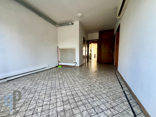 Gedeeltelijk gerenoveerde woning met 4 slaapkamers - foto 4