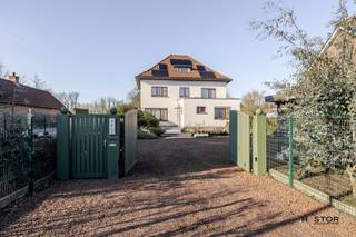 Deze ruime villa van 334 m²bewoonbare oppervlakte, gelegen op een perceel van 2994 m² in het rustige Herdersem, biedt 4 slaapkamers, een...