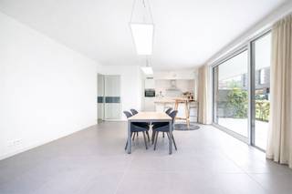 <p>Welkom in dit <strong>gelijkvloers appartement van 2018</strong>, waar <strong>vrije beroepen toegelaten</strong> zijn en waar elke meter doordacht is benut. De leefruimte met open keuken baadt in het daglicht en loopt uit op een indrukwekkend <strong>zuidwestgericht terras van maar liefst 43 m²,</strong> perfect voor zomerse diners, koffie in de ochtendzon of ontspannen avonden in stilte.</p><p><br /> </p><p>De keuken is volledig uitgerust (inductiekookplaat, combi-oven, koelkast, vaatwasser, dubbele spoelbak) en grenst aan een handige berging met aansluiting voor wasmachine en extra opslagruimte. Er zijn drie slaapkamers, één stijlvolle badkamer met ligbad, douche en dubbele wastafel, en een apart gastentoilet.</p><p><br /> </p><p><strong>Energiezuinig wonen</strong> is hier vanzelfsprekend: met een <strong>EPC A-label</strong>, <strong>ventilatiesysteem D</strong> en <strong>centrale verwarming op condensatieketel</strong> woon je duurzaam en comfortabel. De <strong>residentie is rustig en uitstekend onderhouden</strong>, met verzorgde gemeenschappelijke tuin en fietsenberging.</p><p><br /> </p><p>Bij de prijs inbegrepen: een <strong>aparte kelderberging</strong>.<br />Daarnaast is <strong>minstens één ondergrondse staanplaats verplicht aan te kopen aan €20.000</strong>, met mogelijkheid tot aankoop van <strong>maximaal drie plaatsen</strong> (elk aan €20.000).</p><p><br /> </p><p>Een plek waar licht, rust en vrijheid elkaar ontmoeten en waar elke dag een beetje zachter aanvoelt.<br /><strong>Ontdek het met Immo LEY – creators of happiness.</strong></p>