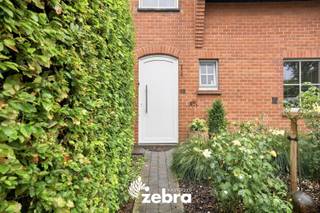 Bij de verkoop van deze villa wordt gewerkt met een <strong>START VANAF PRIJS</strong>.<br />Elk prijsvoorstel hoger dan deze start vanaf prijs wordt voorgelegd aan de verkoper(s), die dit al dan niet kan aanvaarden.<br /><strong>Het bezoekmoment gaat door op zaterdag 26/09/2026 (enkel op afspraak).</strong><br /><br />In een rustige en aangename woonomgeving in Bellegem bevindt zich deze verzorgde open bebouwing. De villa combineert een praktische indeling met aangename, lichtrijke leefruimtes en een gezellige buitenomgeving. Dankzij de drie slaapkamers, ruime garage en verschillende bergruimtes biedt deze woning bovendien alle comfort voor een gezin.<br /><br />Bij het betreden van de villa komen we terecht in de ruime en verzorgde inkomhal. Hier bevinden zich een praktische vestiaire en een apart gastentoilet met lavabo. Vanuit de inkomhal bereiken we de ruime leefruimte, die is ingedeeld in een gezellige zithoek en een volwaardige eetplaats. Grote raampartijen zorgen voor veel natuurlijk licht en geven de leefruimtes een aangenaam en open karakter. Vanuit de zithoek is er bovendien rechtstreeks contact met het terras en de tuin.<br /><br />Aansluitend bevindt zich de volledig uitgeruste keuken, ook hier zorgen de raampartijen en de verbinding met buiten voor een fijne lichtinval.<br />Verder beschikt het gelijkvloers over een praktische wasplaats en een ruime inpandige garage met automatische poort. De garage biedt niet alleen plaats voor de wagen, maar zorgt eveneens voor bijkomende opbergmogelijkheden.<br /><br />Op de eerste verdieping bevinden zich drie slaapkamers, waarvan één slaapkamer beschikt over een aparte dressing. De badkamer is comfortabel uitgerust met een wastafel, een massage-ligbad en een inloopdouche. Een afzonderlijk toilet op deze verdieping vervolledigt het geheel. Bijkomend is de zolder toegankelijk via een zoldertrap.<br /><br />De villa wordt volledig omringd door een omheinde tuin, waardoor u de hele dag door kunt genieten van zon en privacy. Daarbovenop beschikt de buitenomgeving van een zonneterras, regenwaterput, praktisch tuinhuis, tuinpoortjes en een ruime oprit.<br /><br /><strong>Ook wild geworden van deze thuis?<br />Twijfel niet langer en leg vandaag nog uw bezoek vast!</strong>