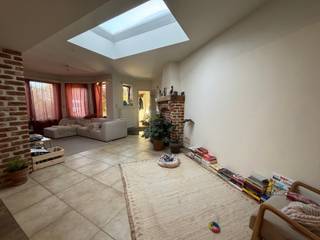 <span><strong>**Appartement te huur aan Gasthuisberg**</strong></span><br /><br />Op een uitstekende locatie aan de stadsrand van Heverlee, in de <strong>Tweekleinewegenstraat</strong>, bevindt zich dit ruime appartement. Deze rustige straat biedt de perfecte combinatie van het stadsleven en rust. De ligging is een absolute troef, zo bevinden we ons op de stadsgrens en in de nabijheid van Gasthuisberg, het Wetenschapspark, ... en tal van voorzieningen.<br /><br />Het appartement is ideaal voor een koppel of alleenstaande. Je komt binnen in de inkomhal, waar je aansluitend de badkamer en trap naar de <strong>ruime kelder</strong> kunt terug vinden. In de badkamer is er aansluiting voor een <strong>wasmachine</strong> voorzien. Verder kom je in de open leefruimte met open keuken, die doorloopt naar een praktische voorruimte met rechtstreekse toegang tot de <strong>gemeenschappelijke koer en fietsenstalling</strong>. Vanuit de leefruimte heb je toegang tot de <strong>ruime slaapkamer</strong>. <br /><br /><span>Kortom, dit appartement biedt alles voor comfortabel wonen in een aangename en goed gelegen buurt.<br /><br /></span><span><strong>Interesse of een afspraak ter plaatse? Aarzel niet en contacteer ons via 016 229 228 of verhuur@connect-immo.be</strong></span><br /><br />Huurprijs: €1.050 + €180 vaste kosten (water, elektriciteit en verwarming)<br />Beschikbaar vanaf 1 september<br />EPC label D - 380 kWh/m2jaar - 3665025