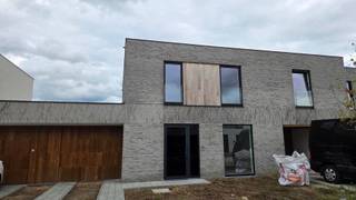 In een rustige nieuwbouwwijk op een boogscheut van Deinze en Gent staat deze prachtige, energiezuinige nieuwbouwwoning te koop!
