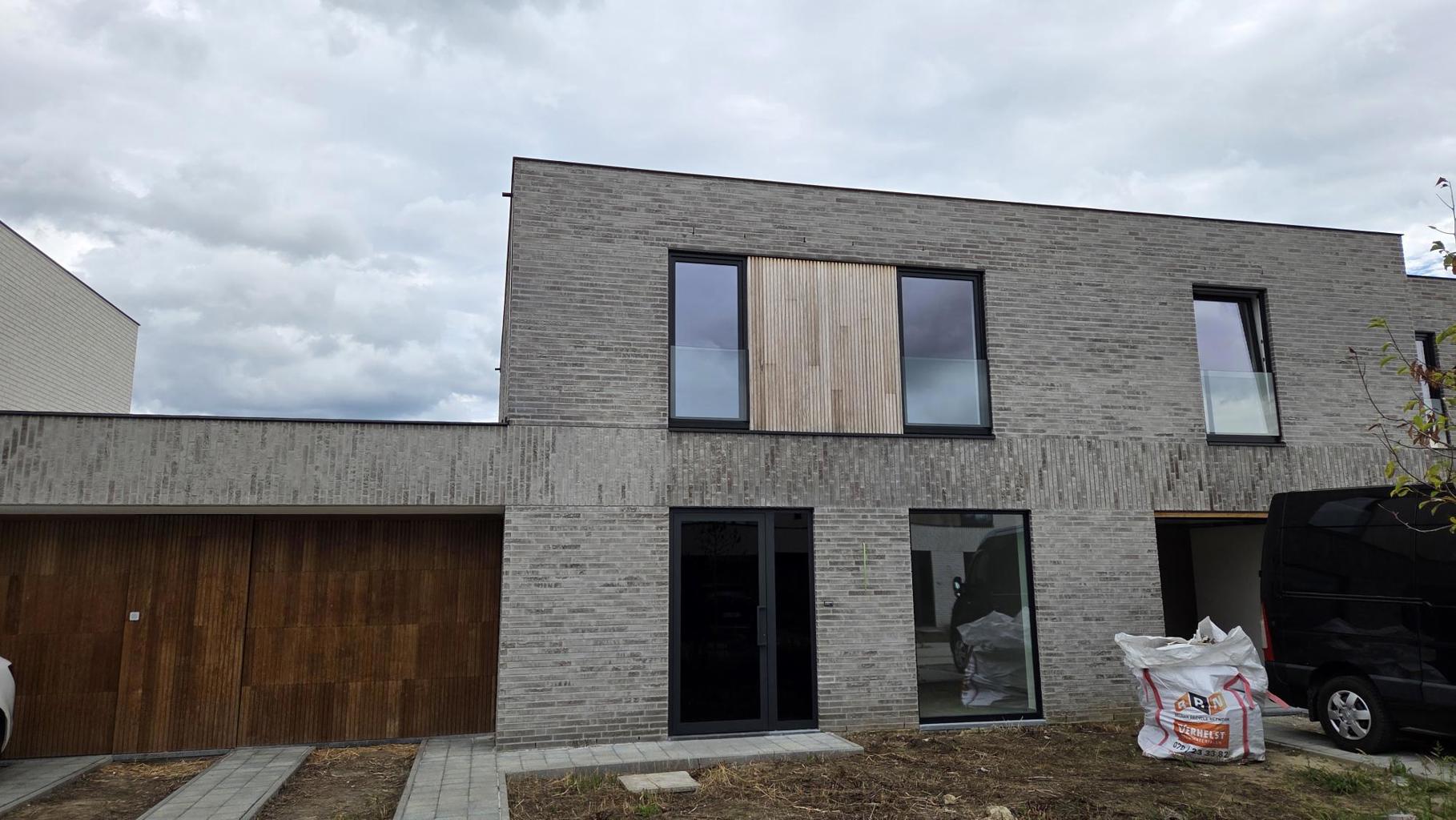 In een rustige nieuwbouwwijk op een boogscheut van Deinze en Gent staat deze prachtige, energiezuinige nieuwbouwwoning te koop!