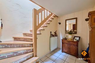 <p><span>Deze zéér ruime woning met 3 à 4 slaapkamers en 2 badkamers is gelegen op een mooi perceel van 6a00ca in een rustige, kindvriendelijke omgeving. </span></p><p><span> </span></p><p><span>Indeling gelijkvloers:</span><span> inkomhal, woonkamer, keuken, hal, inpandige garage, berging, badkamer 1 met bad en douche, apart toilet, veranda. </span></p><p><span> </span></p><p><span>Indeling verdieping:</span><span> nachthal, master bedroom (34 m²!), badkamer met grote inloopdouche, apart toilet, slaapkamer 2, slaapkamer 3, zolderberging. </span></p><p><span> </span></p><p><span>De woning beschikt tevens over een kelder voor extra opslagruimte. </span></p><p><span> </span></p><p><span>Troeven:</span></p><ul><li><span>Zéér ruime woning</span></li><li><span>3 à 4 slaapkamers</span></li><li><span>Lichtrijke woonkamer</span></li><li><span>Ruime keuken</span></li><li><span>2 badkamers</span></li><li><span>Veranda met zicht op de prachtige tuin</span></li><li><span>Inpandige garage</span></li><li><span>Zonnepanelen </span></li><li><span>Zonneboiler</span></li><li><span>Asbestveilige woning!</span></li><li><span>Rustige, kindvriendelijke omgeving</span></li></ul>