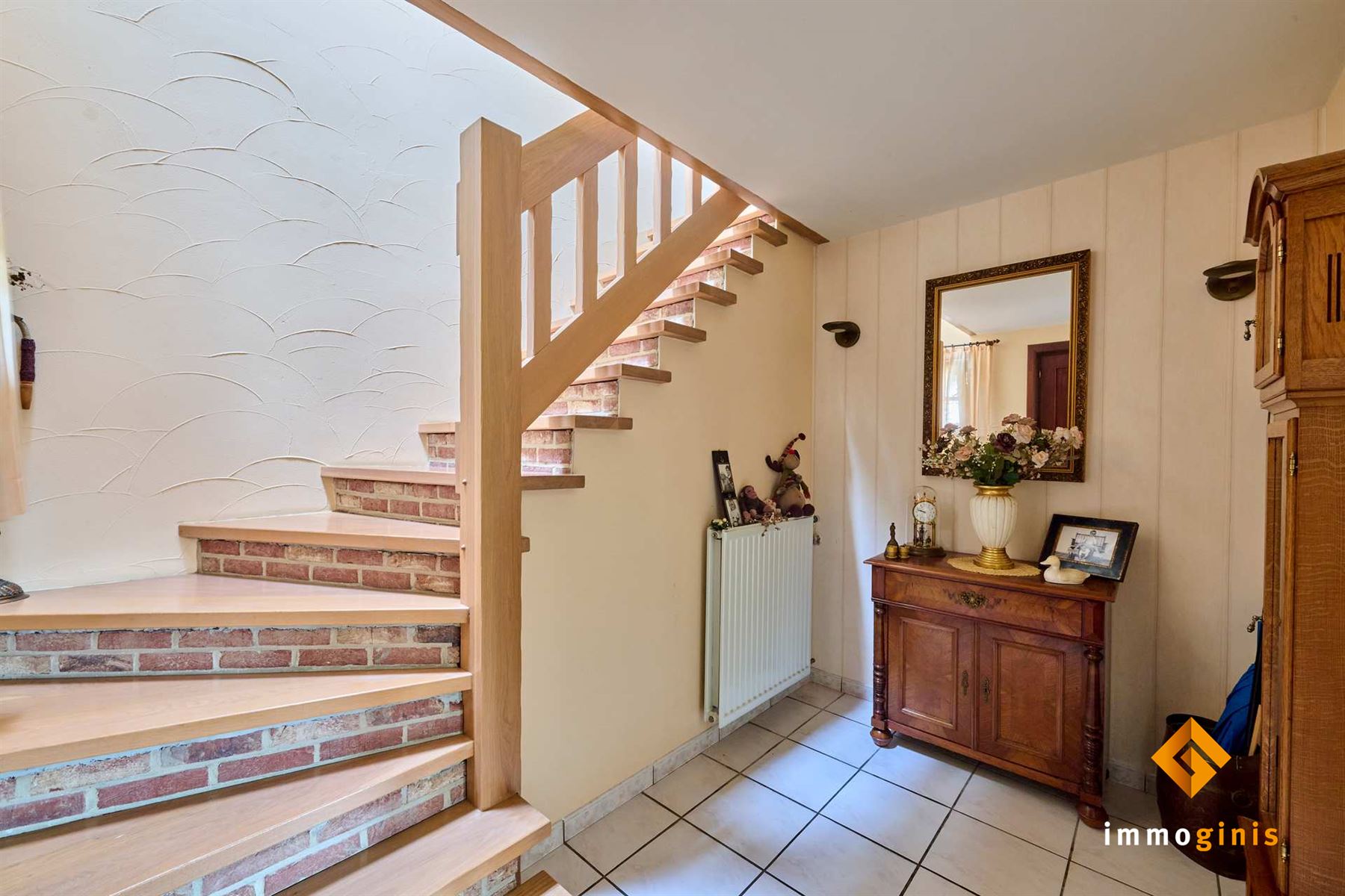 Zéér ruime woning met 3 à 4 slaapkamers, 2 badkamers en prachtige tuin in een rustige, kindvriendelijke buurt. - foto 3