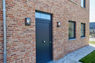 <strong>Welkom in De Patine – rustig wonen op een ideale locatie in Zonnebeke</strong><br />In een doodlopende straat, omgeven door groen en rust, ligt deze alleenstaande woning die het beste van twee werelden biedt: een rustige, kindvriendelijke omgeving én een vlotte bereikbaarheid. De Patine geniet van een aangename, residentiële ligging op wandelafstand van het centrum van Zonnebeke, met scholen, winkels en sportfaciliteiten vlakbij. Dankzij de goede verbinding met de A19 ben je bovendien in geen tijd in Ieper, Kortrijk of Roeselare – ideaal voor wie houdt van rustig wonen met toch alles binnen handbereik.<br /><br /><strong>Indeling van de woning: </strong><br />Gelijkvloers: ruimtelijke inkomhal met gastentoilet - lichtrijke leefruimte met volledig afgewerkt maatwerkkeuken - wasplaats/bergruimte; <br />Eerste verdiep: 4 volwaardige slaapkamers - volledige ingerichte badkamer met inloopdouche, bad en dubbele wastafel - apart toilet op de nachthal. <br />Zolder: grote zolder te bereiken via een uitrekbare trap. <br /><br /><strong>Troeven van deze woning: </strong>
<ul>
	<li>50% korting gedurende 5 jaar op uw onroerende voorheffing!</li>
	<li>Twee volwaardige bouwlagen (geen schuin dak in de slaapkamers);</li>
	<li>Rustige ligging in een doodlopende straat; </li>
	<li>Hoge afwerkingsgraad; </li>
	<li>Volledige afgewerkt - inclusief tuinaanleg, verlichting, schilderwerken en fineerparket in de slaapkamers; </li>
	<li>Ruime oprit en mogelijkheid om nog een carport te plaatsen; </li>
</ul>
Interesse in deze prachtige instapklare woning? Neem vandaag nog contact op voor alle informatie! 