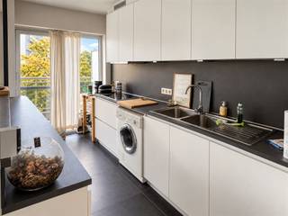Dit gezellige 2 slaapkamer-appartement is gelegen in het centrum van Mechelen op wandelafstand van het station Mechelen-Nekkerspoel en het openbaar vervoer.Het appartement bevindt zich op de vijfde verdieping en is voorzien van een lift. Het appartement omvat een inkomhal, een ruime woonkamer met eetplaats en aansluitend een terras, en een volledig ingerichte open keuken.Verder omvat het appartement ook twee ruime slaapkamers en een badkamer. In de kelder is er nog een kelderberging (nr. 63) voorzien, alsook een ondergrondse parkeerplaats P25 (bereikbaar via blok 6).
