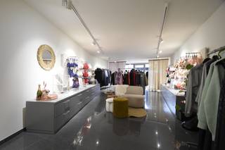 Op een zichtbare en vlot <strong>bereikbare locatie</strong> in het hart van Zwijndrecht vind je dit ruime handelspand van ca. <strong>120 m²</strong>.<br />Dankzij de centrale ligging in Dorp West, vlak bij winkels, openbaar vervoer en parkeermogelijkheden, geniet je hier van uitstekende visibiliteit en passage.<br />Het pand bestaat uit één grote open ruimte die naar wens kan worden ingericht, een praktische keuken en een afzonderlijk toilet.<br />De indeling leent zich perfect voor uiteenlopende activiteiten zoals een winkel, kantoor, vrij beroep of dienstverlenende onderneming.<br /><strong>Troeven</strong>:
<ul>
<li>Centrale ligging in het commerciële hart van Zwijndrecht</li>
<li>Ruime oppervlakte van 120 m²</li>
<li>Keuken en sanitair aanwezig</li>
<li>Geschikt voor diverse bestemmingen</li>
</ul>
Een ideale opportuniteit voor wie op zoek is naar een functioneel en goed gelegen handelspand met veel potentieel!<br /><br />Neem je graag een kijkje? Bel ons vandaag nog op 03/775.78.79.<br />Ben je ook van plan jouw eigendom te verkopen? Maak een afspraak voor een gratis schatting, wij maken er samen een succesverhaal van.