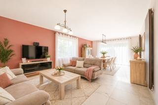 Roeselare- Beitem :Karaktervolle gezinsvilla met <strong>verrassend veel ruimte</strong> en hedendaags wooncomfort<br /><br />Bent u op zoek naar een woning waar ruimte, comfort en een rustige ligging perfect samenkomen? Dan zal deze <strong>verzorgde villa</strong> in Beitem u ongetwijfeld verrassen. Met maar liefst 270 m² bewoonbare oppervlakte, 5<strong> tot 6 slaapkamers</strong> en een zonnige tuin vormt deze eigendom de ideale thuisbasis voor grote gezinnen, thuiswerkers of iedereen die graag royaal woont.<br /><br />Achter de verzorgde gevel schuilt een woning die volledig klaar is voor haar volgende bewoners. De inkomhal verwelkomt u in een <strong>sfeervolle leefruimte waar grote raampartijen</strong> zorgen voor een aangename lichtinval en een open gevoel. De aansluitende keuken vormt het hart van de woning en kijkt uit op de mooi aangelegde tuin, waardoor binnen en buiten naadloos in elkaar overvloeien.<br />Praktisch comfort ontbreekt nergens. Op het gelijkvloers beschikt u over een ruime garage en een volledig uitgeruste wasruimte, terwijl de verdiepingen plaats bieden aan een uitzonderlijk aantal kamers. <strong>Vier volwaardige slaapkamers </strong>bevinden zich op de eerste verdieping, aangevuld met een <strong>dressing</strong> en een comfortabele badkamer met bad, douche en afzonderlijk toilet. De bovenste verdieping biedt nog <strong>twee extra</strong> ruimtes die flexibel kunnen worden ingericht als slaapkamer, bureau, speelkamer of hobbyruimte.<br /><br />Ook buiten is het genieten. De onderhoudsvriendelijke tuin nodigt uit tot ontspannen momenten in alle privacy, terwijl de ruime oprit plaats biedt aan meerdere voertuigen.<br /><br /><u><strong>Waarom deze woning het verschil maakt?</strong></u><br />✔ Perceel van 683 m²<br />✔ 270 m² bewoonbare oppervlakte<br />✔ 5 à 6 slaapkamers<br />✔ Energiezuinig met EPC 115<br />✔ Driedubbele beglazing<br />✔ Conforme elektrische installatie<br />✔ Ventilatiesysteem C<br />✔ Twee regenwaterputten van telkens 7.500 liter<br />✔ Ruime garage en oprit voor minstens vier wagens<br />✔ Instapklaar en uitstekend onderhouden<br /><br />Gelegen op een strategische locatie nabij het centrum van Beitem en op slechts enkele minuten van Roeselare, combineert deze woning een vlotte bereikbaarheid met een aangename woonomgeving.<br />Een eigendom die niet alleen veel ruimte biedt, maar ook toekomstgericht comfort en energiezuinig wonen. Ontdek zelf het potentieel van deze prachtige villa tijdens een bezoek. Bel ons op het nummer 051/62 40 40 <br /><br />