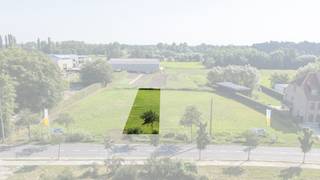 Ontdek deze prachtige bouwgrond in Mariekerke, een charmante deelgemeente van Bornem. Hier woon je in alle rust, terwijl je toch dicht bij winkels, scholen en openbaar vervoer bent. De basisschool ligt op slechts één kilometer afstand en de dichtstbijzijnde bushalte bevindt zich op 60 meter. De gronden liggen in de omgeving van de Schelde en het natuurreservaat "Eiland van Mariekerke", waar je eindeloos kunt genieten van prachtige wandel- en fietsroutes. Achteraan het terrein geniet je van een adembenemend vergezicht over de omliggende natuur.
Dankzij de ruime stedenbouwkundige voorschriften heb je tal van mogelijkheden om jouw ideale woning te realiseren. Er zijn twee bouwlagen toegestaan, met daarboven nog een extra dakverdieping, waardoor je volop kunt inspelen op jouw woonwensen. Wij bouwen hier jouw nieuwe, energiezuinige woning volledig op maat en tegen een vaste prijs.
Benieuwd naar de locatie? Je vindt de bouwgrond links naast Paardenstraat 90.
Neem contact met ons op en ontdek alle mogelijkheden. Vraag ook meteen jouw gratis inspiratieboek aan: 250 pagina’s vol woonideeën en plannen om je te inspireren!
