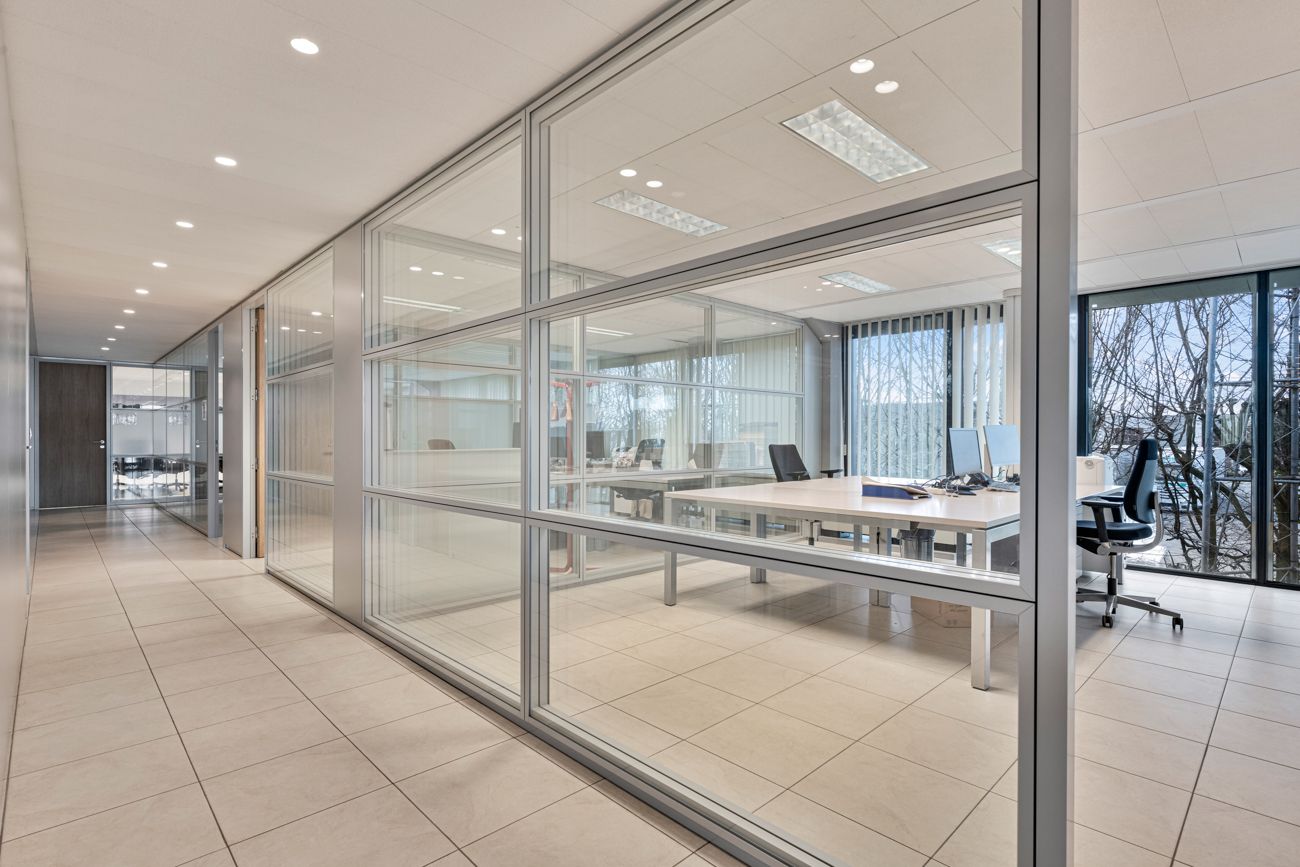 Prachtige kantoren (1.450 m²) met magazijn (1.088 m²) op een industriegrond van 5.641 m² - foto 2