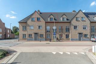 <strong>Tof en licht éénslaapkamerappartement nabij het centrum van Beerse met ruim terras<br /></strong>ondergrondse staanplaats inbegrepen I elektriciteit goedgekeurd I conformiteitsattest aanwezig<br /><br /><strong>Gunstig gelegen </strong>nabij het centrum van Beerse met winkels, gezellige horeca gelegenheden en openbaar vervoer vlakbij. Met een vlotte bereikbaarheid naar de E34 Antwerpen-Eindhoven<br /><br />Dit <strong>toffe en gezellige dakappartement</strong> bestaat uit een lichte open leefruimte met keukenhoek die werd uitgerust met kookvuur, dampkap, koelkast met vriescombinatie, een badkamer met douche in bad, toilet en wastafel en berging voor wasmachine en droogkast en een trap naar de ruime slaapkamer. Aansluitend aan de zithoek een tof terras met veel privacy. <br /><br />Verder een open staanplaats in de <strong>ondergrondse garage</strong>. Deze is reeds <strong>inbegrepen</strong> in de prijs!<br /><br />Momenteel verhuurd aan zeer goede huurder. <strong>Ideaal voor starters, alleenstaanden maar ook als investering! Conformiteitsattest aanwezig! Energiezuinig met B label </strong><br /><br /><strong>Bijzonderheden:<br />Energiezuinig met B label </strong><br /><strong>-goedgekeurde elektriciteit tem 2032</strong><br /><strong>-conformiteitsattest tem 2032</strong><br />-momenteel verhuurd aan ideale huurder<br />-ondergrondse autostaanplaats<br />-nieuwe ketel in 2021