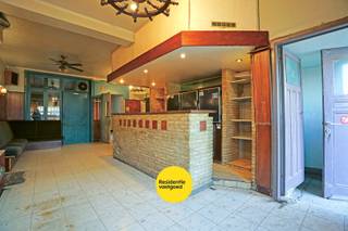 Handelshuis / projectgrond op topligging aan de Kaai – Nieuwpoort-Stad<br /><br />Op een uiterst commerciële en centrale ligging aan de Kaai van Nieuwpoort-Stad bevindt zich dit karaktervolle handelshuis met uitzonderlijk ontwikkelingspotentieel. Dankzij de ruime bewoonbare oppervlakte van 186 m², een gevelbreedte van 5,70 m en meerdere verdiepingen kan dit pand perfect aangewend worden als projectgrond (herontwikkeling of herbestemming mogelijk, mits vergunning).<br /><br />Het gelijkvloers omvat een commerciële ruimte met keuken en sanitair; de bovenliggende verdiepingen tellen 6 slaapkamers, wat tal van mogelijkheden biedt voor wonen, verhuur of projectmatige invulling. Het gebouw dateert van 1930 en is volledig te renoveren (EPC F – renovatieplicht), wat kansen biedt om dit pand te transformeren naar hedendaagse normen.<br /><br />Ideaal voor investeerders, projectontwikkelaars of ondernemers die op zoek zijn naar een pand met zichtlocatie, volume en flexibiliteit in het hart van Nieuwpoort-Stad.<br /><br />Ref. NI25662