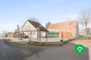 Op een vlot bereikbare ligging, nabij de verbindingsweg tussen Eernegem en Torhout, bevindt zich deze praktische en verzorgde woning. De...