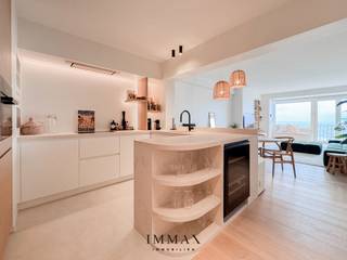 Dit hoogwaardig afgewerkte appartement verwelkomt u via een inkomhal met vestiaire en gastentoilet. De volledig ingerichte keuken met kookeiland – uitgerust met kwalitatieve Miele-toestellen en een Quooker-kraan – vormt het centrale hart van de leefruimte. Aansluitend bevindt zich de lichtrijke woonkamer met eetplaats, waar grote raampartijen zorgen voor een adembenemend zicht op zee.<br /><br />De ruime master bedroom is voorzien van een ensuite badkamer met ligbad, douche en dubbele lavabo. De tweede volwaardige slaapkamer beschikt eveneens over een eigen douchekamer en geeft, net als de master, toegang tot het aangename zuidgerichte terras. Ook de derde slaapkamer heeft een privatieve douchekamer. Alle slaapkamers zijn uitgerust met ingemaakte kasten. Bovendien is het appartement volledig voorzien van airconditioning.<br /><br />Daarnaast beschikt het appartement over een praktische berging met aansluiting voor wasmachine en droogkast.<br />Inclusief een private kelderberging op het gelijkvloers. Mogelijkheid tot het huren van een garagebox in de onmiddellijke omgeving.<br /><br />Stedenbouwkundig uittreksel in aanvraag.<br /><br />Aarzel niet om ons te contacteren voor meer info: tel. : 050 62 44 14 of via knokke@immax.be