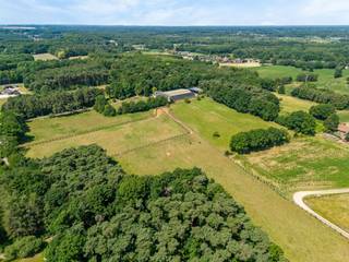 Unieke eigendom met 24 paardenstallen en binnenpiste op ca. 10 hectare te Paal-Beringen! Bent u op zoek naar een uitzonderlijk pand dat wonen, natuur...