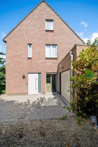 RUIME GEZINSWONING MET 3 SLAAPKAMERS EN TUIN IN SINT-NIKLAASDeze verzorgde gezinswoning in Sint-Niklaas biedt een bewoonbare oppervlakte van 150 m² op een perceel van 418 m². De woning beschikt over drie slaapkamers, twee badkamers en een aangename tuin met terras.De lichte leefruimte geniet van veel natuurlijke lichtinval en geeft rechtstreeks uit op het terras. De keuken is praktisch ingericht en voorzien van de nodige inbouwtoestellen.Verder beschikt de woning over ruime slaapkamers, ingebouwde kasten, twee badkamers en voldoende bergruimte. De tuin is groen en biedt veel privacy.Troeven:•3 slaapkamers •2 badkamers •150 m² bewoonbare oppervlakte •Perceel van 418 m² •Tuin en terras •Rustige ligging in Sint-Niklaas