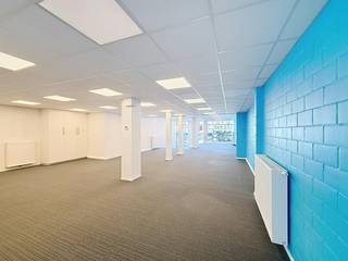 Ce bâtiment commercial, situé sur la Grote Markt dans le centre de Furnes, offre de nombreuses opportunités.<br />Avec ses 178 m² d'espace commercial et son excellente visibilité, c'est l'endroit idéal pour votre entreprise ! <br />Que vous souhaitiez démarrer un magasin, un bureau ou toute autre activité, cet espace vous offre d'innombrables opportunités. Pas de restaurants !<br /><br />> mise en page actuelle :<br />- espace de bureau lumineux<br />- salle de conversation fermée<br />- installations sanitaires<br />- coin cuisine<br />- rangement<br /><br />> détails :<br />- Chauffage central au gaz<br />- sol : sol carrelé et moquette<br />- il y a également un sous-sol via une trappe de sol.
