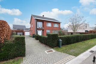 <strong>Vrijstaande woning</strong> met<strong> 4 slpk.</strong> gelegen op gunstige locatie te <strong>Minderhout!</strong><br /><br /><strong><span>INDELING</span></strong><br /><strong>Gelijkvloerse verdieping:</strong><br />- Inkomhal<br />- Zeer lichtrijke woonkamer<br />- Keuken<br />- Bijkeuken / wasplaats<br />- Separaat toilet<br />- Badkamer<br />- Kelderberging<br /><br /><strong>Eerste verdieping:</strong><br />- <strong>4 slaapkamers</strong> van ca. 8,5, 10, 11,2 en 15,8m²<br />- Badkamer<br />- Bergzolder bereikbaar met een vlizotrap<br /><br />Buiten bevindt zich een <strong>terras</strong> met mooie, <strong>omheinde tuin</strong> en een <strong>uitpandige, ruime garage.<br /><br />BIJZONDERHEDEN:<br /></strong>- <strong>Vrij uitzicht vooraan</strong> <br />- Veel lichtinval<br />- <strong>Centrale locatie</strong> naar centrum Hoogstraten, Minderhout, wandelroutes, scholen, etc