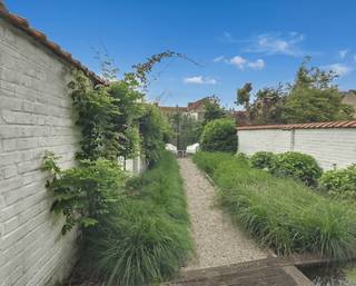 Ben je op zoek naar een gezellige thuis in het prachtige Brugge? Deze charmante woning beschikt over twee comfortabele slaapkamers, een handige eigen garage en een fijne tuin om heerlijk in te ontspannen. Ideaal gelegen en perfect voor wie comfort en rust zoekt.Indeling:Glvl.: inkom (14 m²) met apart toilet - garage (47 m²) - terras met zonnige tuin (92 m²)1°V.: woonkamer (40 m²) - keuken (10 m²) voorzien van keramische kookplaat, combi-oven, frigo, diepvries en vaatwasser - veranda (7 m²)2°V.: badkamer (7 m²) voorzien van douche, toilet en dubbele lavabo - 2 ruime slaapkamers (24 m² - 14 m²) - dressing/kinderkamerAlgemeen: - Huurprijs: € 1.400,00/maand - Beschikbaar vanaf: 01/07/2026- Nieuw dak en isolatie De snelste manier om een bezoek te brengen aan dit pand? Vraag je bezoek aan via de roze knop op onze website (www.dewaele.com) en je wordt gecontacteerd door onze verhuurexpert Broes.Telefonisch kunnen er geen afspraken gemaakt worden. Bij andere vragen kun je ons telefonisch contacteren via 050 444 999.