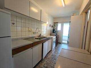 Dit ruime appartement van 89 m² biedt een schitterend panoramisch zicht op het strand en de Noordzee. Dankzij de grote raampartijen baadt de woonkamer in natuurlijk licht en geniet u elke dag van een uniek vakantiegevoel.<br /><br />Het appartement beschikt over een ruime leefruimte met eethoek, drie slaapkamers, een badkamer met ligbad en een functionele keuken met toegang tot het achterbalkon. Vooraan geniet u van een balkon met een adembenemend zeezicht, terwijl het achterbalkon uitkijkt op het groen en de sporen.<br /><br />Met een EPC-score C en heel wat mogelijkheden om het interieur volledig naar eigen smaak te renoveren en moderniseren, vormt dit appartement de ideale basis voor een stijlvolle vaste woonst, tweede verblijf of interessante investering aan de Belgische kust.<br /><br />Troeven<br />Panoramisch zicht op zee en strand<br />Bewoonbare oppervlakte van 89 m²<br />Lichtrijke woonkamer met grote raampartijen<br />Balkon aan de voorzijde met prachtig zeezicht<br />Achterbalkon met uitzicht op groen<br />Ruime leefruimte met eethoek<br />3 volwaardige slaapkamers<br />Badkamer met ligbad<br />Veel renovatie- en moderniseringspotentieel
