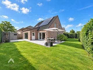 <p>Instapklare vrijstaande woning in een residentiele omgeving bestaande uit een inkomhal met afzonderlijk toilet en ingemaakte kast, ruime leefruimte met eet-en zithoek, volledig uitgeruste open keuken met kookeiland, praktische was/bergplaats, polyvalente ruimte en een aangelegde tuin met groot terras en tuinberging. Op het verdiep zijn 3 volwaardige slaapkamers waarvan 1 ingericht is als dressing, ingerichte badkamer (inloopdouche, ligbad, dubbele wastafel en toilet) en een trapluik naar de geïsoleerde bergzolder.</p>
<p></p>
<p>Extra troeven:</p>
<ul>
<li>Energiezuinig (Label-A)</li>
<li>Voorzien van 40 zonnepanelen</li>
<li>Thuisbatterij</li>
<li>Laadpaal</li>
<li>Regenwaterput van 10.000L</li>
<li>Ventilatiesysteem (D+)</li>
<li>Conforme keuring elektriciteit</li>
<li>Iedere slaapkamer is voorzien van maatwerk</li>
<li>Aangelegde voortuin met carport en oprit voor meerdere wagens</li>
<li>Rolluiken</li>
<li>Instapklaar en kwalitatief afgewerkt</li>
</ul>
<p></p>
<p>Deze woning is te koop ZONDER makelaar via het concept van Smart Houses! Wenst u verdere inlichtingen of bezoek? Contacteer rechtstreeks de eigenaar via +32477044531</p>