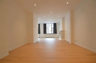 Compleet gerenoveerd appartement in hartje centrumDit instapklare appartement op de eerste verdieping (geen lift) werd recent volledig gerenoveerd en...