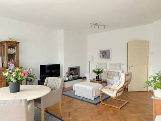 Dit hoekappartement bevindt zich op de tweede en bovenste verdieping van een rustige residentie in Aartselaar, op een mooie en gegeerde locatie aan de Kardinaal Cardijnlaan 38. De ligging is rustig, met een vlotte bereikbaarheid. U bevindt zich nabij winkels, scholen, openbaar vervoer en belangrijke invalswegen, waardoor zowel Antwerpen als omliggende gemeenten eenvoudig bereikbaar zijn. De combinatie van rust, bereikbaarheid en licht maakt dit een bijzonder aangename woonomgeving.<br /><br />Het betreft een bijzonder lichtrijk hoekappartement, waar de grote raampartijen zorgen voor een overvloed aan natuurlijk licht en een aangename woonbeleving doorheen het volledige appartement. Het buitenschrijnwerk werd reeds vernieuwd, wat bijdraagt aan het comfort. Het appartement is volledig afgewerkt met parket, met uitzondering van de natte ruimtes, en beschikt over praktische ingebouwde kasten in de nachthal.<br /><br />Via de leefruimte met open, ingerichte keuken bereikt u de nachthal, die toegang biedt tot twee volwaardige slaapkamers, een kinderkamer of bureauruimte, en een ingerichte badkamer, voorzien van een cv-installatie en aansluiting voor een wasmachine. U stapt binnen en voelt meteen de gezelligheid en warme sfeer die dit appartement te bieden heeft.<br /><br />De private kelderberging is inbegrepen in de prijs. Achter het gebouw bevindt zich een garagebox, verplicht mee aan te kopen voor € 18.000. Verder beschikt het appartement over vernieuwd PVC-buitenschrijnwerk (2014), een geïsoleerd dak en wordt het balkon vernieuwd in 2026. De kosten voor deze werken zijn reeds volledig door de verkoper betaald.<br /><br />Dit appartement is een interessante opportuniteit voor wie op zoek is naar een woonst met potentieel. Dankzij de reeds uitgevoerde investeringen, waaronder het vernieuwde PVC-buitenschrijnwerk, de dakisolatie en de volledig betaalde balkonrenovatie, zijn de belangrijkste structurele investeringen al achter de rug. De indeling biedt een uitstekende basis om het appartement naar uw eigen smaak in te richten.