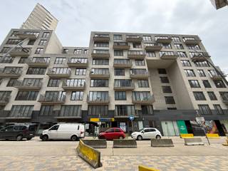 Recent investeringsappartement (2011) met een bewoonbare oppervlakte van 50m², op wandelafstand van het gemeentehuis en metrohalte Madou. Het appartement is gemeubeld en bestaat uit een inkomhal, een leefruimte (28m²) met open keuken en met rechtstreekse toegang een terras, een slaapkamer (14m²) en een badkamer met een ligbad, een lavabo en toilet. Het appartement is sinds april 2021 verhuurd aan 910 EUR/mnd + 170 EUR lasten. De elektrische installatie is conform tot 2036 en het EPC is E-.