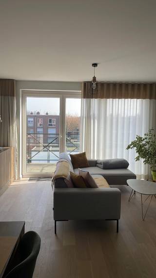 Instapklaar en stijlvol gemeubeld appartement (±75 m²) gelegen in de rustige en gegeerde Residentie Heislagh in Brasschaat, op wandelafstand van winkels, horeca en met een vlotte verbinding naar Antwerpen en openbaar vervoer.<br /><br />Dit lichtrijke appartement is volledig uitgerust en ideaal voor expats, professionals of koppels die comfort en flexibiliteit zoeken zonder zorgen.<br /><br />Indeling:<br />•Ruime leefruimte met veel lichtinval<br />•Volledig geïnstalleerde keuken (alle toestellen inbegrepen)<br />•1 volwaardige slaapkamer<br />•2de kamer ingericht als dressing en/of thuisbureau (perfect voor thuiswerk)<br />•Moderne badkamer met inloopdouche<br />•Apart toilet<br />•Aangenaam terras<br /><br />Extra troeven:<br />•Volledig gemeubeld en instapklaar<br />•Inclusief wasmachine en droogkast<br />•Inclusief bedlinnen en handdoeken<br />•Garagebox inbegrepen<br />•Fietsenstalling aanwezig<br />•Rustige, kwalitatieve residentie<br />•Winkels en voorzieningen op wandelafstand<br />•Vlotte verbinding naar Antwerpen (ook met openbaar vervoer)<br /><br />Dit appartement onderscheidt zich door zijn volledige inrichting en praktische afwerking, waardoor je enkel je koffers hoeft mee te brengen.