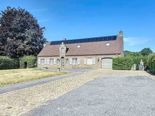 Mooie en zeer ruime villa in fermette stijl, ingedeeld als koppel/kangoeroewoning, met een bewoonbare oppervlakte van 300m² en een perceelgrootte van 4149m². De woning omvat op het gelijkvloers een inkomhal met gastentoilet, grote leefruimte met open, volledig geïnstalleerde keuken, nachthal, 2 slaapkamers, badkamer met inloopdouche en ligbad, en een inpandige garage. Een vaste trap leidt u naar de eerste verdieping welke volledig is ingericht als appartement (115m²), beschikkende over een leefruimte met open, geïnstalleerde keuken, 3 slaapkamers, badkamer (met douche) en apart toilet. Prachtig perceel grenzend aan agrarisch gebied met zowel vooraan veel ruimte, alsook achteraan eindeloos veel mogelijkheden dmv een aparte toegang. Laat u betoveren door de opportuniteiten die deze woonst te bieden heeft.