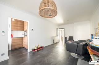 <p><span>Charmant appartement au rez-de-chaussée avec jardin et garage Heiveldlaan 3, 2950 Kapellen</span></p><p><span>Vous êtes à la recherche d'un appartement confortable et pratique dans un endroit central mais calme ? Cet appartement au rez-de-chaussée allie le confort à un agréable petit jardin et à un garage privé. Idéal pour ceux qui aiment vivre de plain-pied ou qui sont à la recherche d'un investissement intelligent.</span></p><p><span>Aménagement</span></p><ul><li><span>Espace de vie confortable avec beaucoup de lumière naturelle</span></li><li><span>Cuisine semi-ouverte, compacte mais fonctionnelle</span></li><li><span>Deux chambres à coucher, pouvant servir de chambre à coucher ou de pièce de loisir</span></li><li><span>Espace de rangement pratique pour un stockage supplémentaire</span></li><li><span>Toilettes et salle de bains séparées</span></li><li><span>Volets dans chaque pièce, pour plus de confort et de sécurité</span></li></ul><p><span>Les avantages</span></p><ul><li><span>Jardin attenant, idéal pour la détente ou les repas en plein air</span></li><li><span>Garage inclus, pour un stationnement toujours facile et sûr</span></li><li><span>Situation tranquille avec accès facile aux commerces, écoles et transports en commun</span></li></ul><p><span>Cet appartement est idéal pour les débutants, les couples ou les investisseurs à la recherche d'un bien pratique et abordable dans le quartier vert de Kapellen.</span></p>