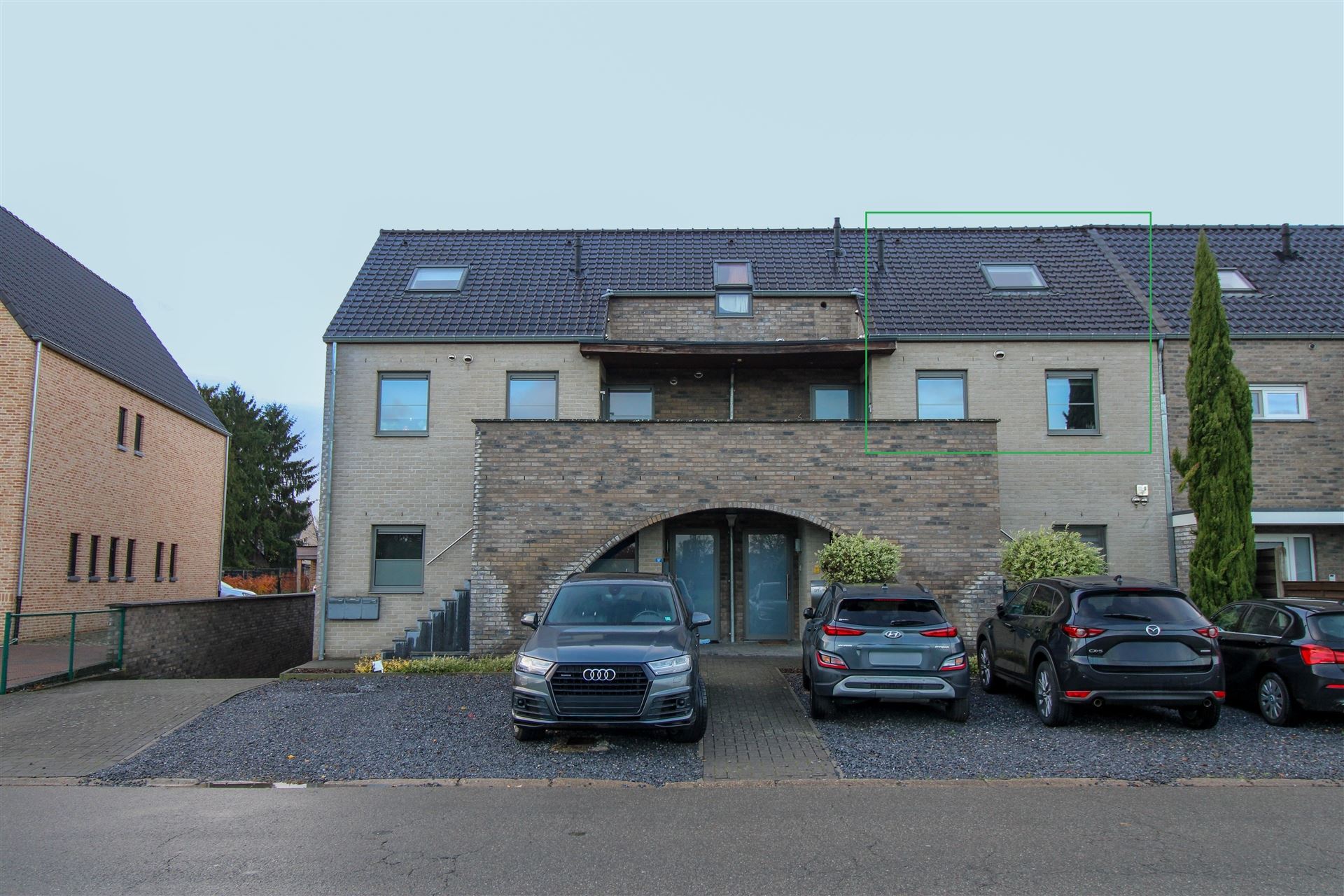 Instapklaar duplexappartement met terras, twee slaapkamers, twee parkeerplaatsen en ruime kelderberging te Maasmechelen! - foto 1