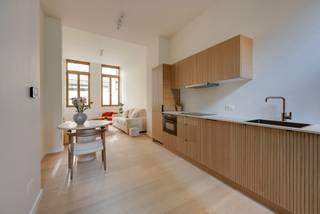 <strong>Renovatie appartement met patio in het hart van Antwerpen</strong><br /><br />Welkom in dit stijlvol gerenoveerde gelijkvloers appartement, onderdeel van een kleinschalig project van High-Five Group met slechts drie appartementen. Gelegen in de Sint-Antoniusstraat, op wandelafstand van het bruisende Zuid, het trendy Kloosterstraatkwartier en het nieuwe Zuidpark, geniet je hier van de perfecte mix tussen stedelijke levendigheid en rustige woonkwaliteit.<br /><br />Bij het binnenkomen word je meteen verwelkomd door de hoge plafonds en het open karakter van de leefruimte. De keuken sluit naadloos aan en is uitgerust met alle moderne toestellen en een royaal werkblad. Ideaal voor wie graag kookt. Tegenover de keuken zorgt een ingemaakte zitbank voor een gezellige eethoek. De patio, die aan de keuken grenst, brengt een zee aan licht binnen en creëert een aangename binnen-buiten beleving.<br /><br />Verder vind je een stijlvolle badkamer met toilet en een modieuze inloopdouche. De gang richting de slaapkamer is voorzien van praktische maatkasten met ruimte voor kleding én aansluitingen voor wasmachine en droogkast. Vanuit de slaapkamer heb je bovendien directe toegang tot een rustige buitenruimte, en zeldzame troef in het hart van de stad!<br /><br />Dankzij de lage algemene kosten, de gemeenschappelijke watermeter met tussenmeters en de mogelijkheid om de meubels over te nemen voor €5.000, is dit appartement niet alleen charmant maar ook praktisch en instapklaar.<br /><br />Ontdek deze kans met LISTED en bel +32 283 51 51