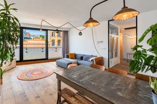 <p><span>Gelegen op de derde verdieping bevindt zich dit appartement van ca 118 m² in de Riemstraat, pal naast het Zuidpark, boven de pilatesstudio RITE. Een toplocatie op het Antwerpse Zuid, met het KMSKA, M HKA en FOMU op wandelafstand en een uitgebreid aanbod aan restaurants, koffiebarretjes en winkels vlakbij.</span></p>
<p><span>Het appartement geniet van een aangename lichtinval dankzij de grote raampartijen aan zowel de voor- als achterzijde. Aan de voorzijde zorgen de brede schuifdeuren, die langs beide kanten geopend kunnen worden, voor een fijne verbinding met het terras. </span></p>
<p><span>Via de inkomhal, voorzien van een vestiairekast en gastentoilet, bereikt u de royale leefruimte met open keuken. De keuken trekt meteen de aandacht met haar robuuste betonnen kookeiland. Het SMEG-fornuis zorgt voor een subtiel industrieel accent in de keuken. De ruime indeling biedt heel wat mogelijkheden voor de inrichting, terwijl de parketvloer zorgt voor een warme en gezellige sfeer.</span></p>
<p><span>Aan de achterzijde bevindt zich een ruim terras van ca 15 m², waar u heerlijk van de ochtend- en middagzon geniet. Aan de voorzijde bevindt zich een tweede terras, ideaal om de dag af te sluiten in de avondzon.</span></p>
<p><span>Het appartement beschikt over twee volwaardige slaapkamers, waarvan de master bedroom rechtstreeks toegang biedt tot het terras achteraan en is voorzien van een open dressing. </span></p>
<p><span>De ruime badkamer is uitgerust met zowel een ligbad als een inloopdouche en een stijlvol lavabomeubel. <br /><br />Verder beschikt het appartement over een praktische berging met aansluitingen voor wasmachine en droogkast, een privatieve kelderberging en een gemeenschappelijke fietsenstalling.<br /></span><span></span></p>
<p>Een ruim appartement met veel lichtinval, twee terrassen en alle troeven van het Zuid binnen handbereik!</p>