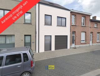 <p><span>Aankoop mogelijk aan 6% BTW! Deze prachtige energiezuinige nieuwbouwwoning is ideaal gelegen in het centrum van Schoten, op wandelafstand van winkels, scholen en openbaar vervoer. De woning combineert modern comfort met een duurzame bouwkwaliteit.</span></p><p><span>Op het gelijkvloers bevindt zich een lichtrijke leefruimte met open, volledig ingerichte keuken die uitgeeft op de tuin. De woning beschikt over 4 ruime slaapkamers en 2 stijlvolle badkamers, ideaal voor gezinnen of wie extra ruimte zoekt voor bureau of hobbykamer.</span></p><p><span>Dankzij de warmtepomp, zonnepanelen, hoogwaardige isolatie en ventilatiesysteem D geniet u van een laag energieverbruik en optimaal wooncomfort. Verder beschikt de woning over een garage en een verfijnde afwerking met kwalitatieve materialen.</span></p><p><span>Een instapklare, toekomstgerichte woning op een topligging in het centrum van Schoten.</span></p>