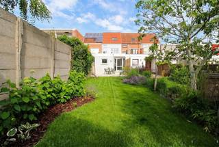 <h3><span>Instapklare en karaktervolle woning op rustige ligging nabij centrum van Lier</span></h3><p><span>Deze volledig gerenoveerde gesloten bebouwing, gunstig gelegen te Lier, combineert hedendaags wooncomfort met authentieke charme. De woning werd grondig vernieuwd in 2022-2023 met oog voor kwaliteit, duurzame materialen en het behoud van karaktervolle elementen.</span></p><p><span>Met een perceeloppervlakte van 182 m², een gevelbreedte van 5 meter en een gunstige zuidoostelijke oriëntatie geniet u optimaal van licht en zon in de aangename tuin met terras.</span></p><p><span>Op het gelijkvloers bevinden zich een inkomhal, een ruime en lichtrijke woonkamer, een open ingerichte keuken, een praktische berging met aansluitingen voor wasmachine en droogkast en een apart gastentoilet. Vanuit de keuken heeft u toegang tot de gezellig aangelegde tuin.</span></p><p><span>De eerste verdieping omvat een ruime slaapkamer en een comfortabele badkamer. Op de tweede verdieping bevinden zich nog twee volwaardige slaapkamers en een nachthal, waardoor de woning ideaal is voor gezinnen of wie op zoek is naar een extra ruimte voor een bureau of hobbykamer.</span></p><p><span>De woning is gelegen in een bijzonder rustige straat, terwijl het centrum van Lier, winkels, scholen en openbaar vervoer zich op korte afstand bevinden.</span></p><p><span>Troeven van deze woning:</span></p><ul><li><span>Volledig gerenoveerd in 2022-2023 </span></li><li><span>EPC-score B (energiezuinig) </span></li><li><span>Elektrische installatie conform de huidige regelgeving </span></li><li><span>Airco aanwezig</span></li><li><span>Asbestvrij </span></li><li><span>3 slaapkamers </span></li><li><span>Zuidoost georiënteerde tuin met terras </span></li><li><span>Kwalitatieve afwerking en materialen </span></li><li><span>Karaktervolle elementen gecombineerd met modern comfort </span></li><li><span>Rustige ligging nabij het centrum van Lier </span></li><li><span>P, G-score: D</span></li><li><span>Bruikbare vloeropp. EPC 159 m² </span></li><li><span>Alle opmetingen zijn indicatief</span></li></ul><p><span> </span></p><p><span>Een instapklare woning waar authenticiteit, kwaliteit en energiezuinigheid perfect samenkomen op een uitstekende locatie in Lier.</span></p><p><span> </span></p><p><span>Gn vergunning uitgereikt (vergund geacht bouwjaar 1938)-Woongebied-Gn rechterlijke herstelmaatregel of bestuurlijke maatregel opgelegd-gn voorkooprecht-gn verkavelingsvergunning-Maatregelenregister gn</span></p><p><span> </span></p><p><span>Info: Nicki, 0496 02 35 68, <span>nf@janssenenjanssen.be</span></span></p><p><span> </span></p><p><span> </span></p>