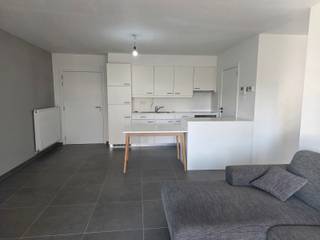 Super gezellig appartement gelegen op het gelijkvloers van een recent gebouw (2019). Bestaande uit living met open geïnstalleerde keuken met aansluitend berging/wasplaats. Ruime slaapkamer en badkamer met grote inloopdouche, lavabomeubel en toilet. Heel veel lichtinval met aangelegd groen terras aan living en slaapkamer. Tevens ondergrondse autostandplaats, fietsenstalling en berging inbegrepen in de prijs. Lift aanwezig! Tevens heel veel parkeergelegenheid aan het gebouw. Rustig gelegen doch centraal in het groen, vlakbij de Gavers!