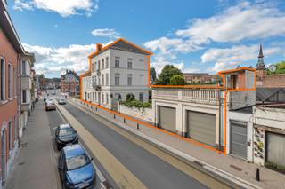 <p>Voor meer info of een bezoek, bel 054 69 39 31 - Op een toplocatie in Ninove bevindt zich deze <strong>ruime herenwoning</strong> met tal van mogelijkheden. De woning, daterend uit de tweede helft van de 19de eeuw, is gelegen op een <strong>perceel van 720 m²</strong>. Mits renovatie kan het pand worden omgevormd tot een eigentijdse <strong>woon- of werkruimte die voldoet aan de huidige normen</strong>. Met een bruikbare <strong>vloeroppervlakte van maar liefst 800 m² </strong>biedt deze eigendom uitzonderlijk veel potentieel. Daarnaast beschikt de woning over een gezellige stadstuin, een ruime kelder en een bijgebouw met t<strong>wee grote garages</strong>. Dankzij de royale oppervlakte is dit pand uitermate geschikt voor investeerders, projectontwikkelaars of mensen die wonen en werken willen combineren, zoals een handelszaak of een vrij beroep.</p>