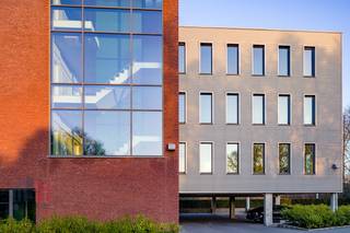 Instapklaar kantoor van 634 m² te huur op amper 5 min. rijafstand van de E17 te Zele.<br /><br />Het lichtrijke kantoor dat zich situeert op de derde verdieping, is momenteel ingedeeld in verschillende ruimtes en van alle hedendaagse comfort voorzien. De ruimte maakt deel uit van kantorencomplex dat voorzien is van een fitnessruimte, lift, overdekte parkeermogelijkheden etc. Mogelijkheid tot het huren van serverruimte, archief, stockage en/of parkeerplaatsen (7 euro per maand per parkeerplaats). Onmiddellijk beschikbaar.<br /><br />Voor bijkomende inlichtingen of een plaatsbezoek kan u contact opnemen met PANORAMA B2B op het nummer 09 225 09 02.