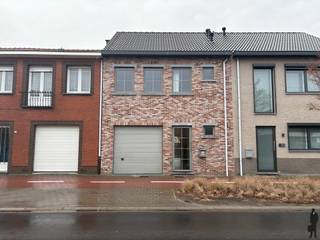 <p><strong>Gerenoveerde woning </strong>van ca. 172 m² met 3 slpk, inpandige garage en ruime tuin.<br /><br /><span><strong>Het appartement is voorzien van:</strong></span><br />- Een <strong>inkomhal </strong>met toilet en handenwasser en wasplaats met aansluiting voor wasmachine en droogkast<br />- Inpandige <strong>garage </strong>(ca.17 m²)<br />- Een <strong>woonkamer </strong>( ca. 45 m²) met open keuken<br />- Een <strong>open keuken</strong> met inductievuur , dubbele lavabo, vaatwasser , combi-oven, koelkast en diepvriezer<br />- Een ingebouwde <strong>bureau </strong>met bergruimte<br />- Een <strong>tuin </strong>(ca. 740 m²) met een terras <br />- <strong>Drie slaapkamers</strong> (ca. 13 m², 10,5 m² en 10,5m² ) <br />- Een <strong>badkamer </strong>(ca. 8 m²) met douche, toilet, ligbad en lavabo<br />- <strong>Zolderberging</strong><br />- Verwarming op gas d.m.v. radiatoren<br />- <strong>Gunstig EPC</strong><br />- Beschikbaarheid: onmiddellijk beschikbaar<br /><br /><br />Gelegen in het Centrum van Brasschaat, nabij de golf, openbaar vervoer en scholen</p>